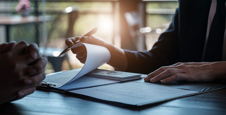 Bank employees or businessmen receive bribes