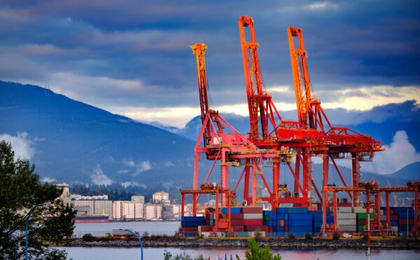 Tarifs douaniers de Trump : la première frappe des États-Unis et les représailles du Canada